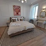 Raphael's Apartment, Classé 3 étoiles *